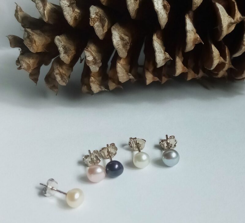 The pearl stud earrings- Genuine freshwater pearls