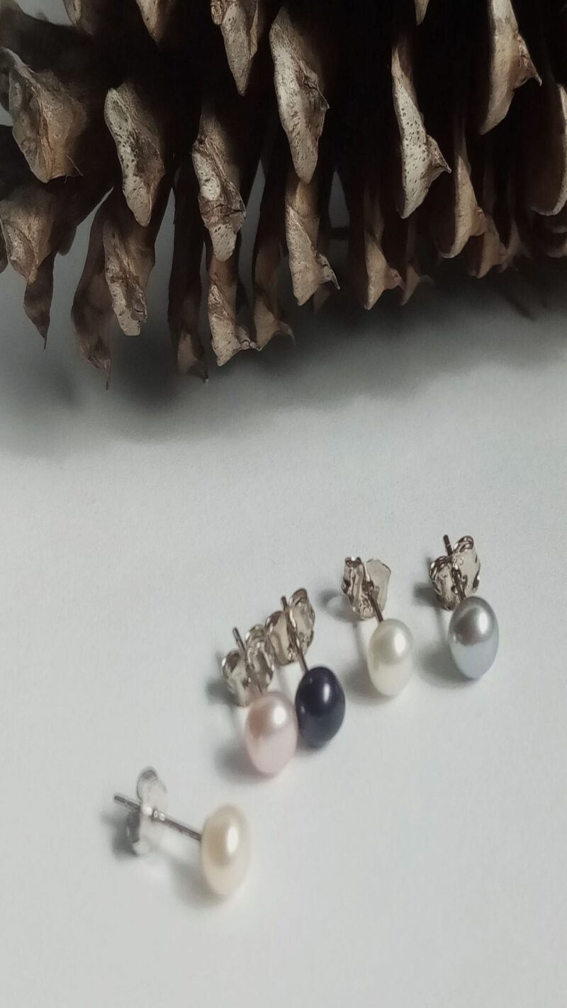 The pearl stud earrings- Genuine freshwater pearls